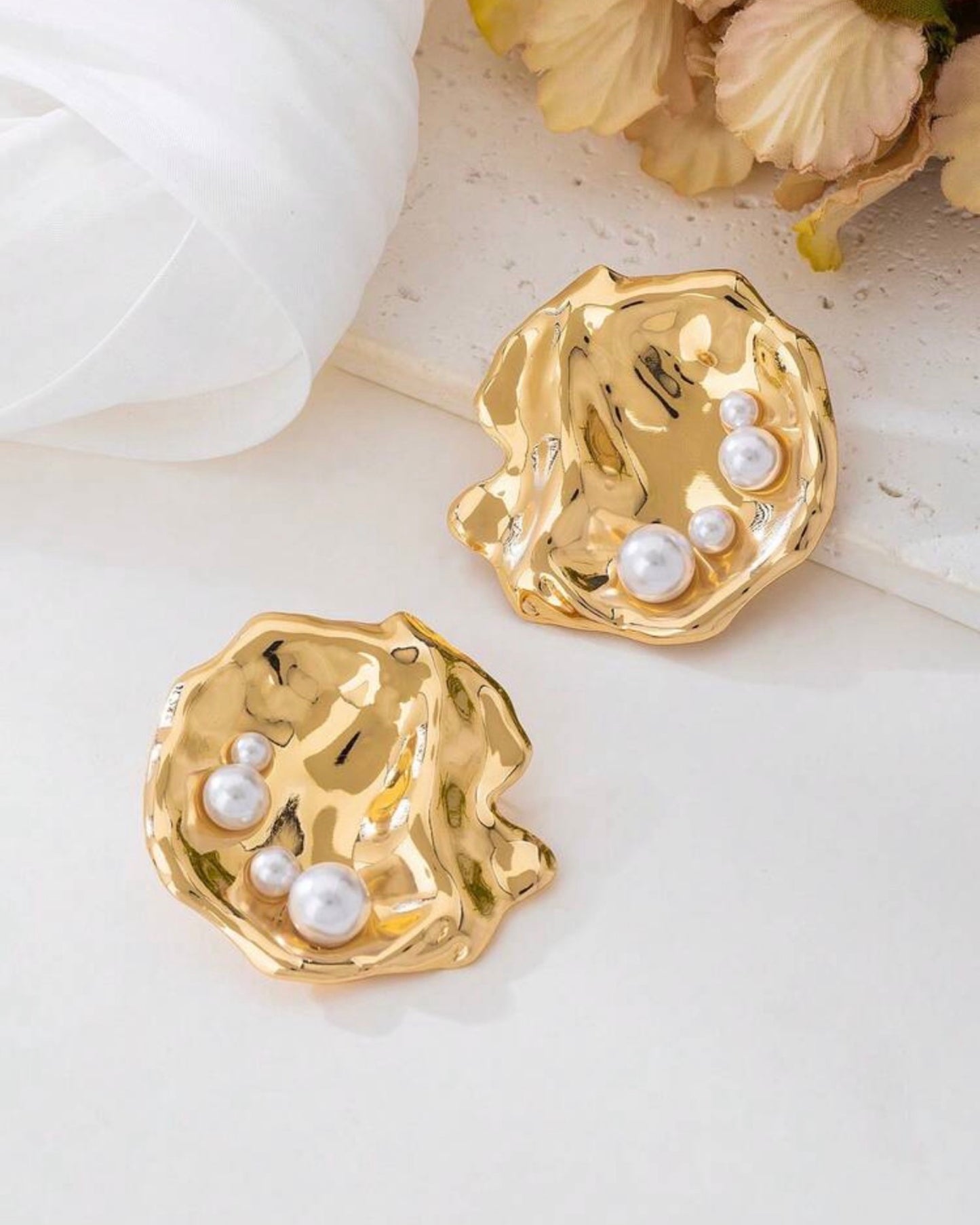 Scallop Pearl Earrings - Gold