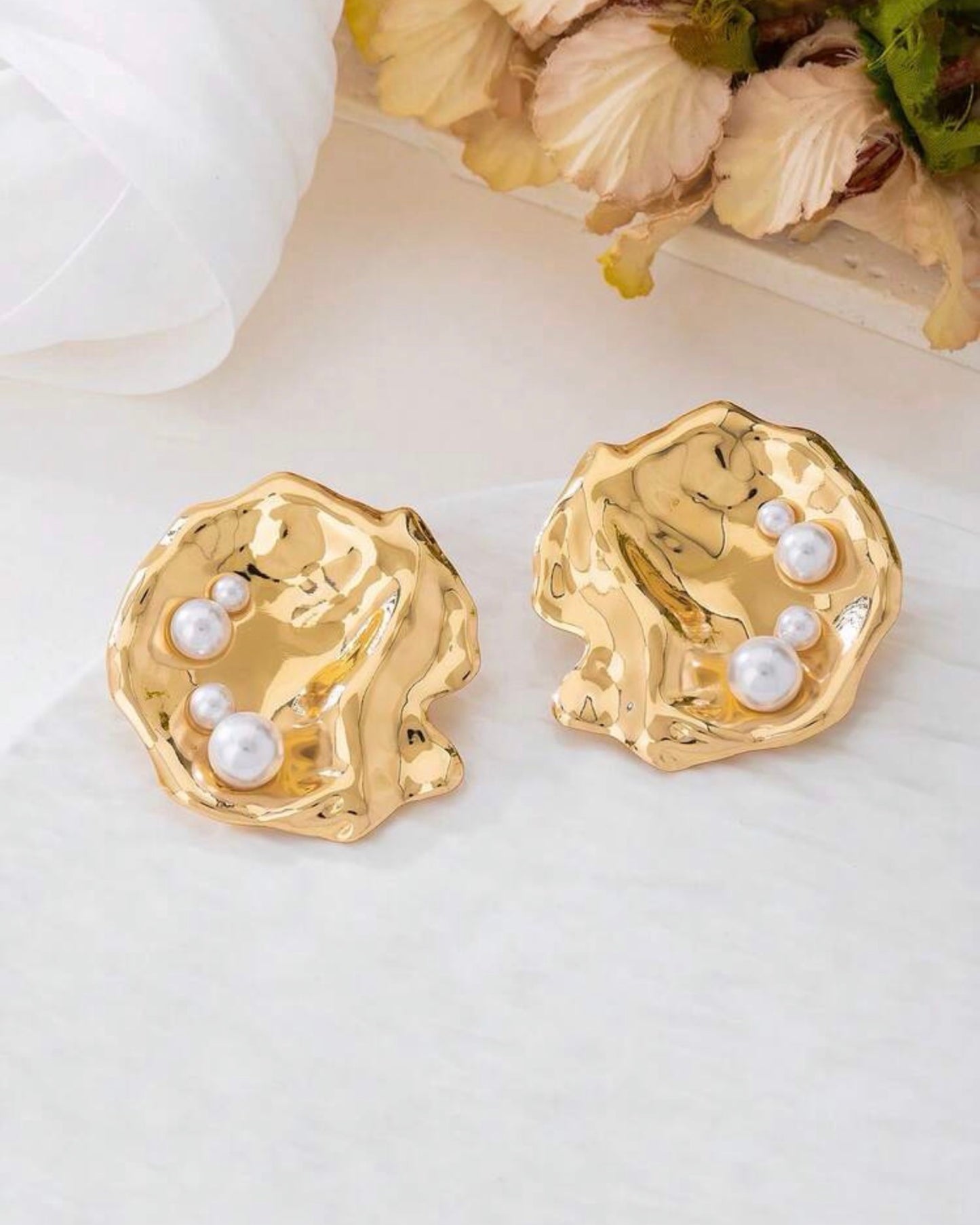 Scallop Pearl Earrings - Gold
